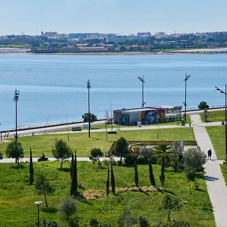 Vista Tejo com Piscina, Garagem, Ferry até Lisboa *