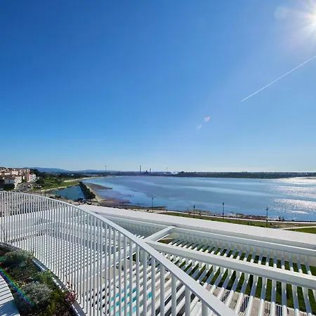 Vista Tejo Com Piscina, Garagem, Ferry Ate Lisboa Lägenhet